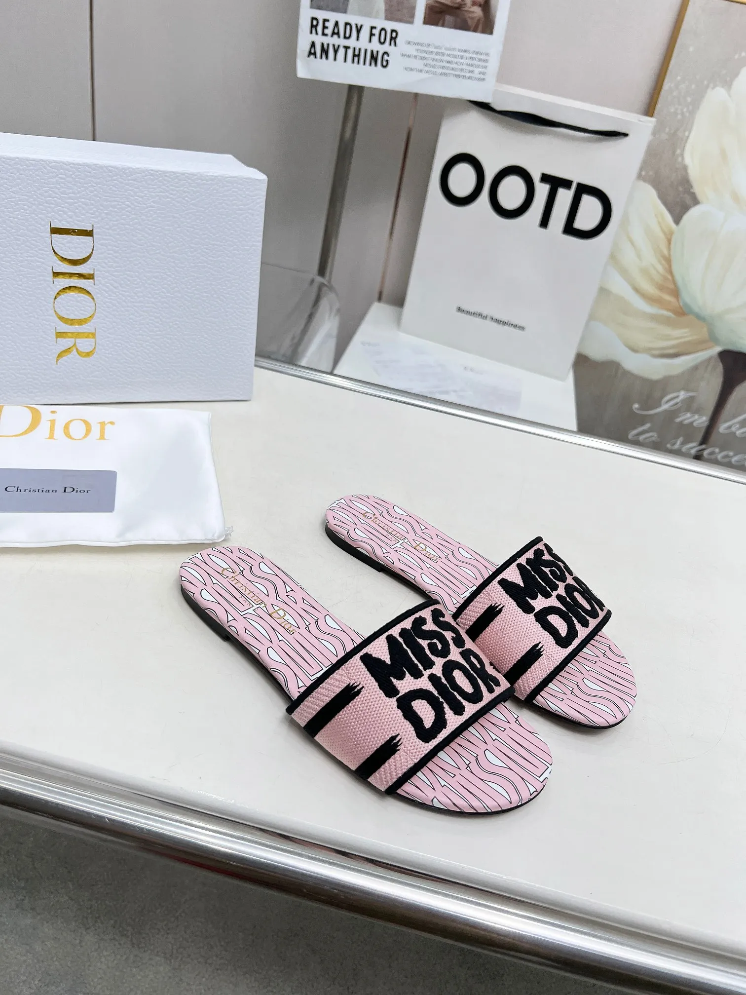 👟👟Ex-factory price 300👟👟 •Dior women's presbyopic embroidered leather-soled slippers Christian Dior has always been synonymous with magnificence and elegance, and has always been at the top of the fashion world👍 What is particularly worth mentioning is: the embroidered ✨ pattern on the sole, which reproduces one of the cherished symbols of Christian Dior✅More than a hundred colors to choose from ◽️️Upper: selected top-quality embroidered cotton ◽️Inner lining: imported sheepskin ◽Number 35-40 (41.42.43 customized)